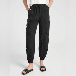 Athleta Black Parachute Cargo Pant Size 6‎ petitie- - Lightweight- Tapered Leg